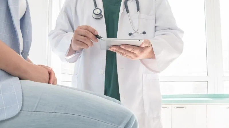 lekarz-po-uzadleniu-szerszenia